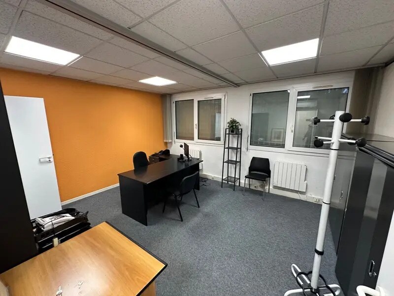 Office in Vénissieux for lease Interior Photo- Image 1 of 6