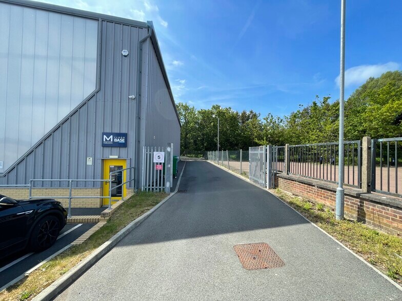 Midleton Industrial Estate Rd, Guildford for lease - Interior Photo - Image 3 of 3