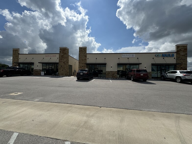 201 St Joseph Unit 500 & Unit 400 ct, Liberty Hill, TX for lease - Primary Photo - Image 1 of 2