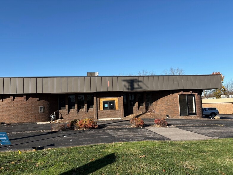 1394 S Cleveland Massillon Rd, Akron, OH for lease - Building Photo - Image 2 of 7