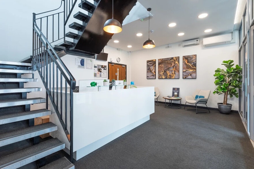 326-338 Molesey Rd, Walton On Thames for lease - Interior Photo - Image 3 of 17