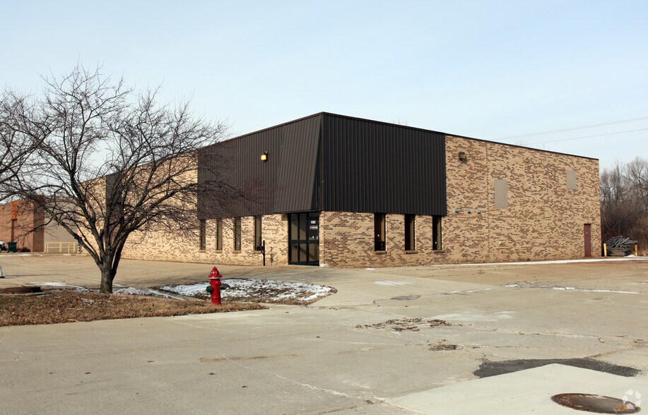 2673 American Dr, Troy, MI 48083