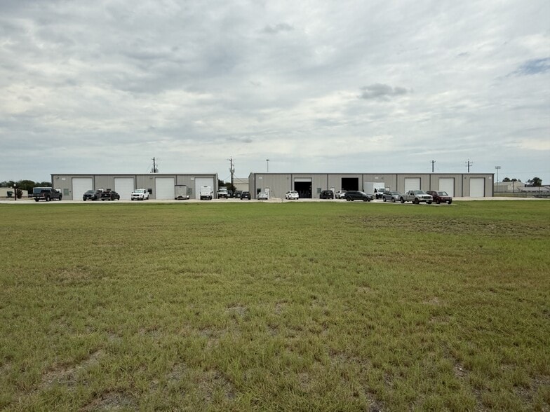 299 Navarro Drive portfolio of 2 properties for sale on LoopNet.com - Building Photo - Image 3 of 18