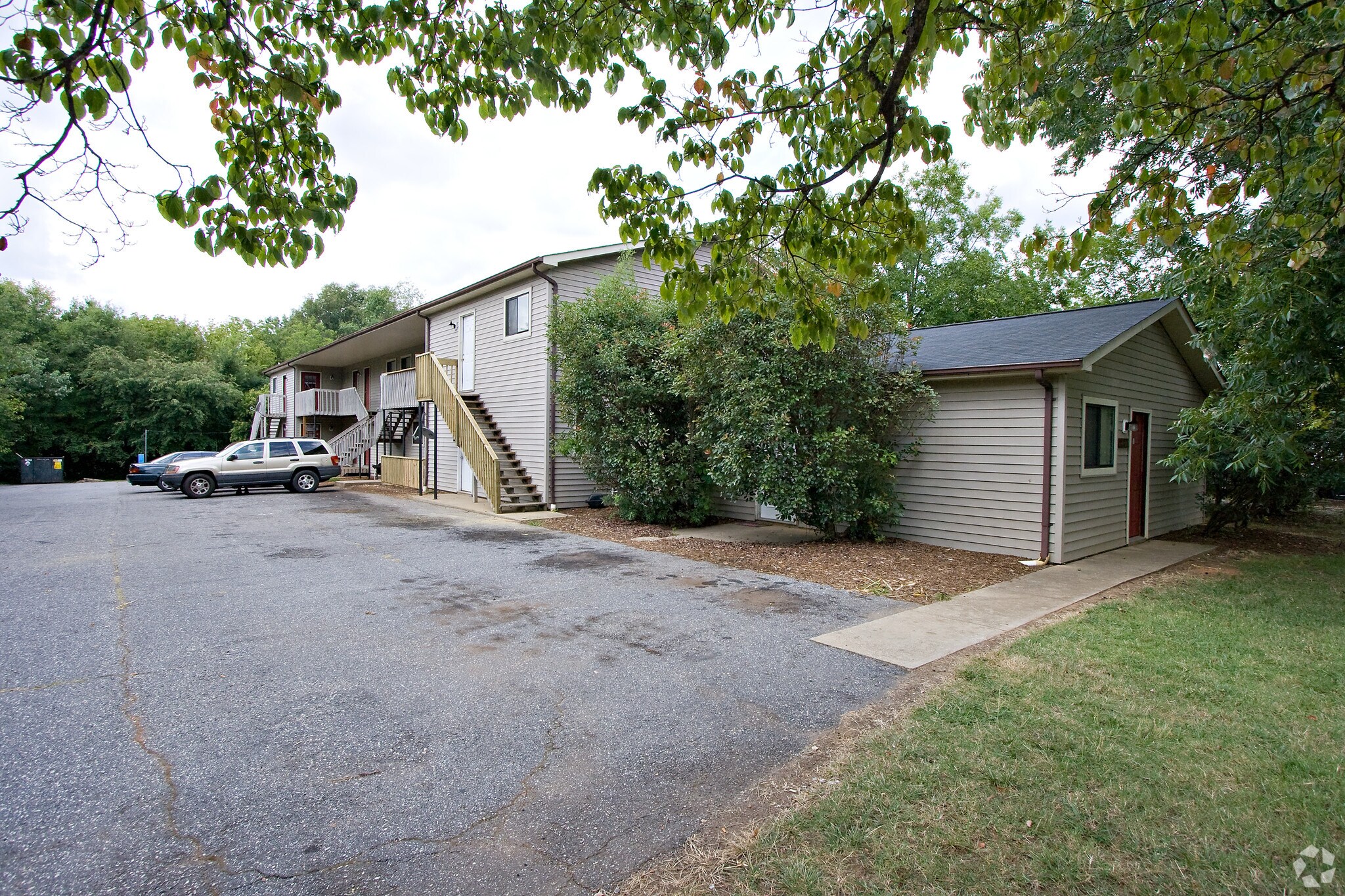 1207 12th St NE, Hickory, NC for sale Primary Photo- Image 1 of 1