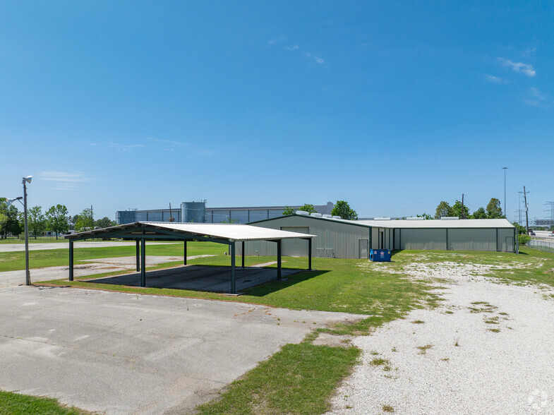 2225 N Sam Houston Pkwy W, Houston, TX for lease - Building Photo - Image 3 of 6