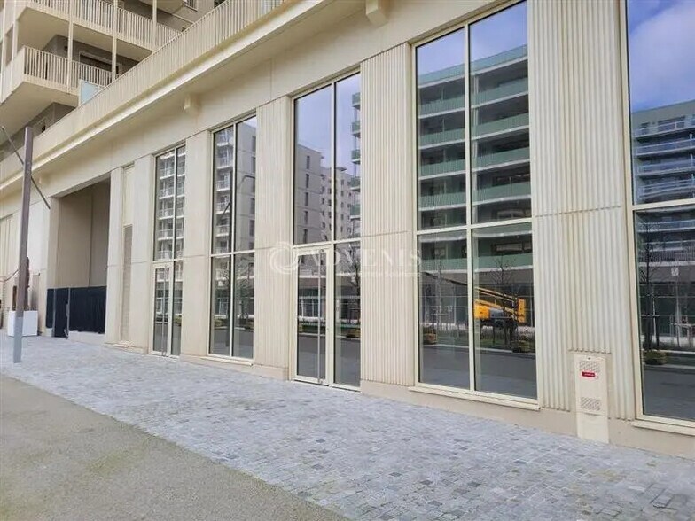 Retail in Saint-Ouen-sur-Seine for lease - Building Photo - Image 2 of 9