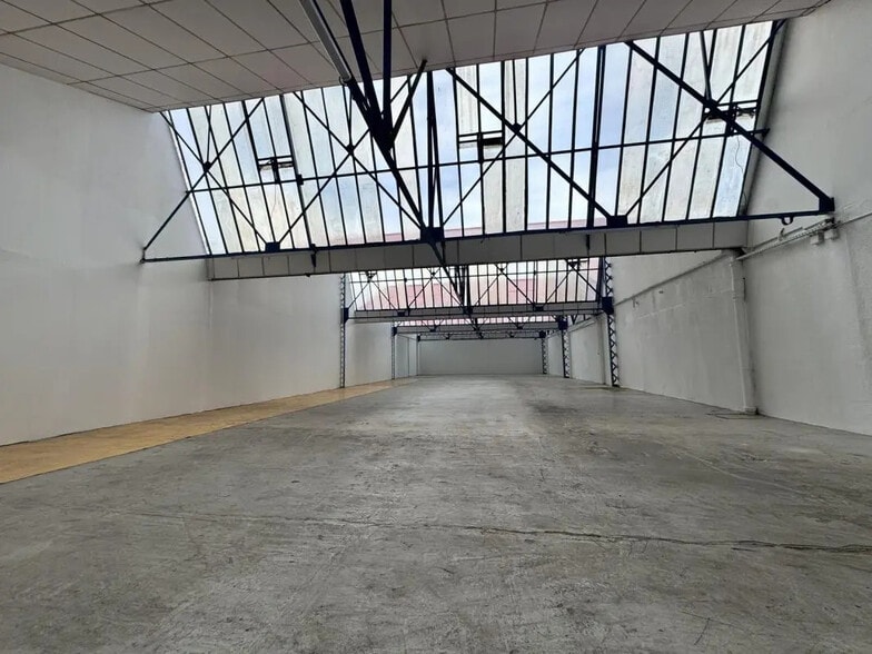 Flex in Montreuil for lease - Interior Photo - Image 1 of 11