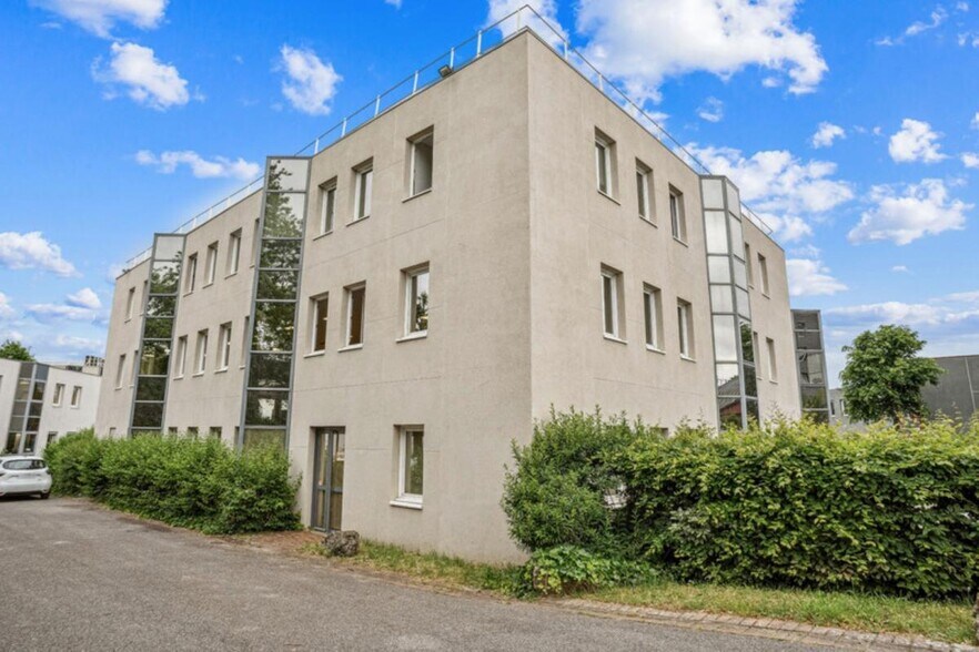 Office in Lyon for lease - Building Photo - Image 3 of 6