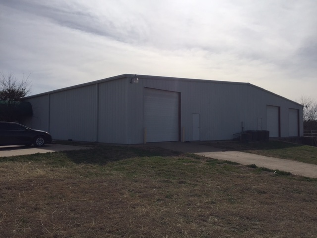 2200 Commercial Ln, Granbury, TX for sale - Building Photo - Image 2 of 13