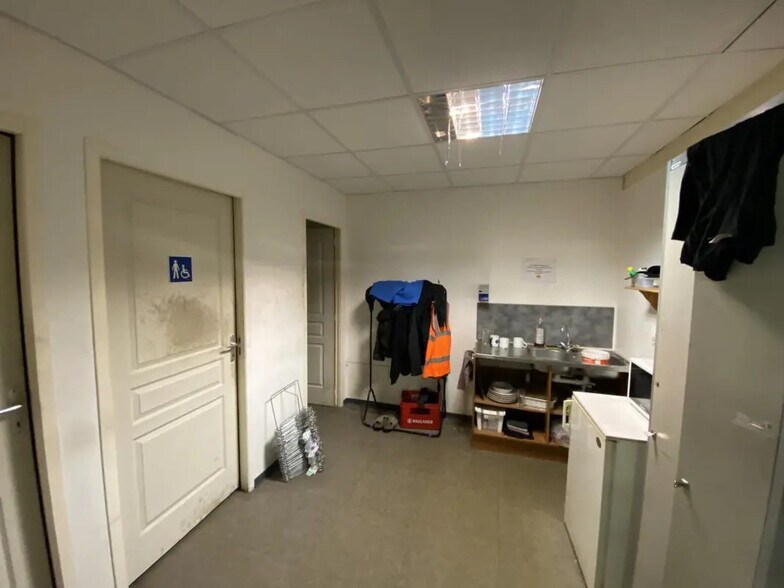 Flex in Montauban for lease - Interior Photo - Image 3 of 5