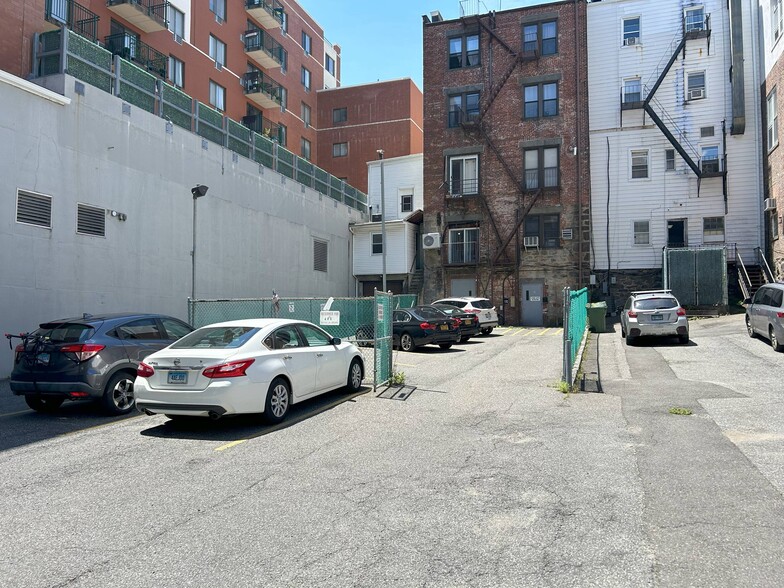 137 Mamaroneck Ave, Mamaroneck, NY for lease - Building Photo - Image 3 of 6