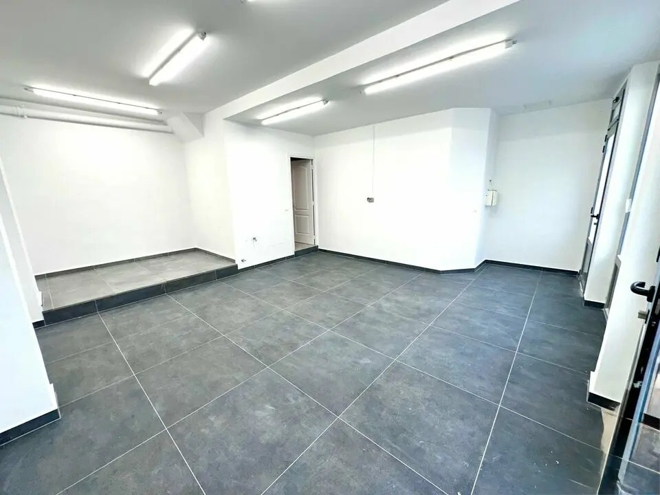 Retail in Beausoleil for sale Interior Photo- Image 1 of 4