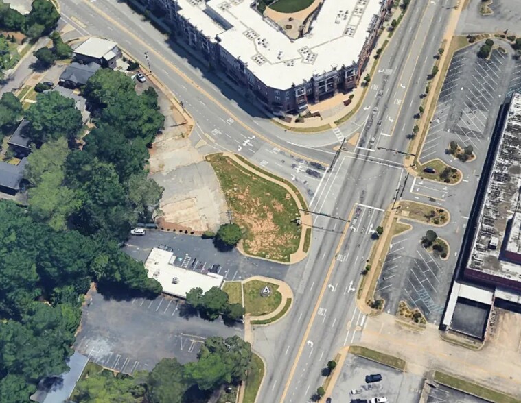 13 Wade Hampton Blvd, Greenville, SC for lease - Primary Photo - Image 1 of 2