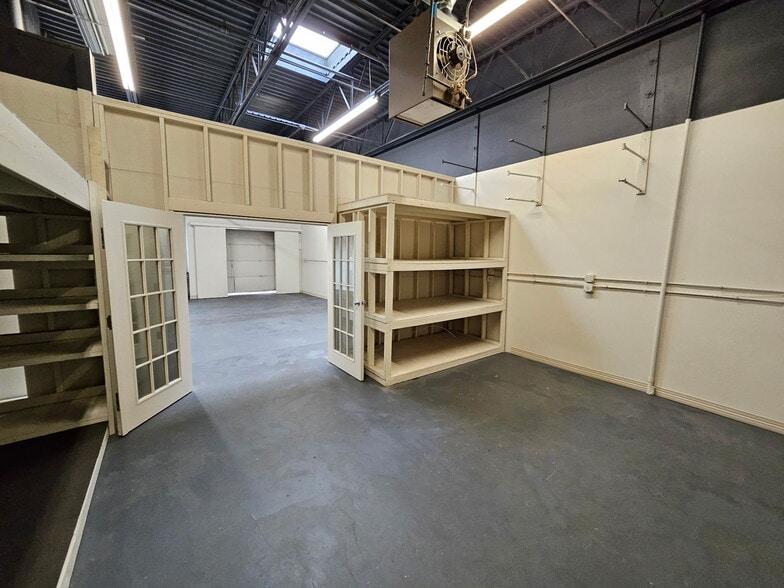 541 N Wolf Rd, Wheeling, IL for lease - Building Photo - Image 3 of 12