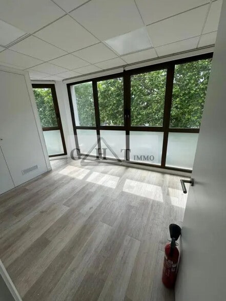 Retail in Le Perreux-sur-Marne for lease - Interior Photo - Image 2 of 14