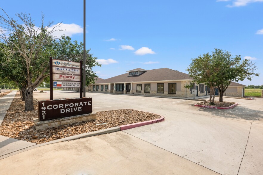 1921 Corporate Dr, San Marcos, TX for sale - Building Photo - Image 1 of 24