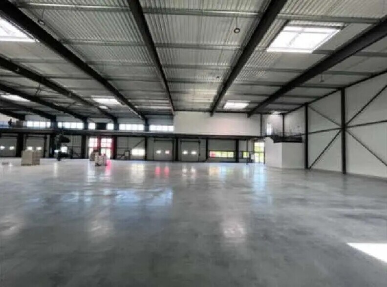 Flex in Dagneux for lease - Interior Photo - Image 2 of 4