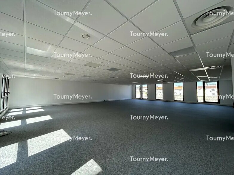 Retail in Nîmes for lease - Building Photo - Image 1 of 5