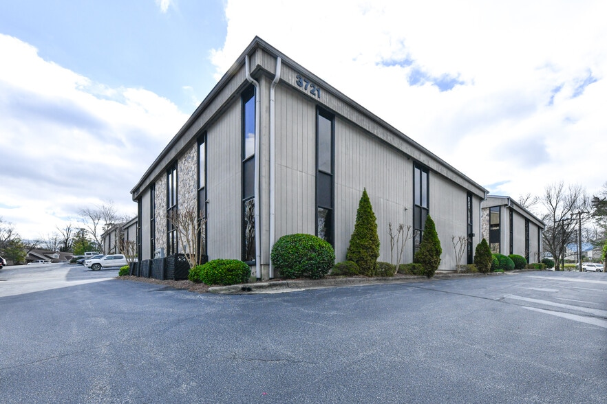 3721 W Market St, Greensboro, NC for sale - Building Photo - Image 3 of 3