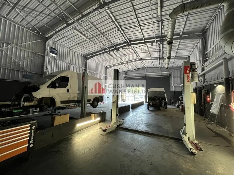 Flex in Nîmes for lease - Interior Photo - Image 1 of 3