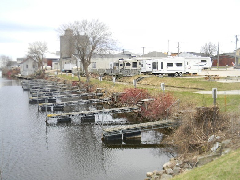 325 Navarino St, Algoma, WI 54201