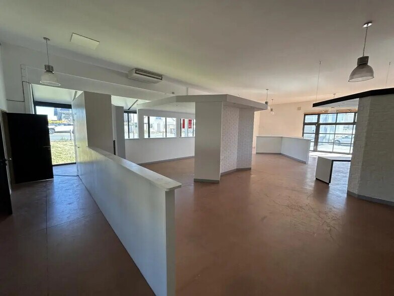 Retail in Chasseneuil-du-Poitou for lease - Interior Photo - Image 2 of 8