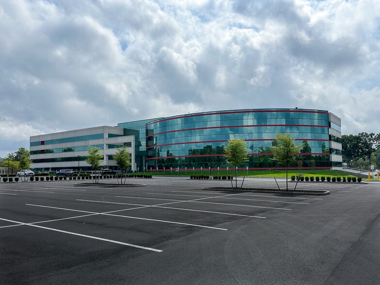 150 Motor Pkwy, Hauppauge, NY for lease - Building Photo - Image 1 of 18