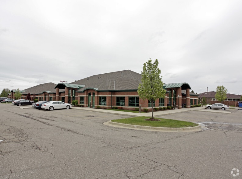 48581-48625 Hayes Rd, Shelby Township, MI for lease - Building Photo - Image 3 of 6