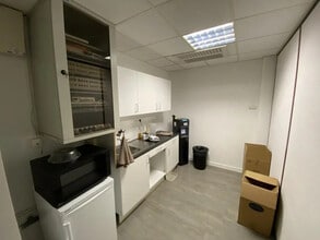 2-4 Rue Colonel Chambonnet, Bron for lease Building Photo- Image 2 of 6