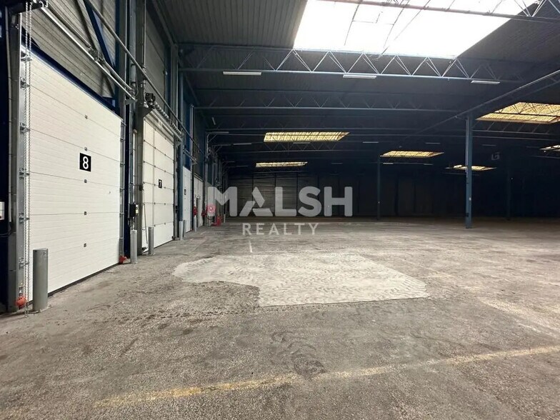 Office in Corbas for lease - Building Photo - Image 3 of 18