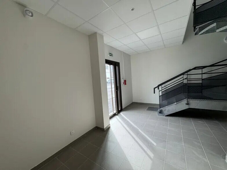 Flex in Osny for lease - Interior Photo - Image 3 of 4