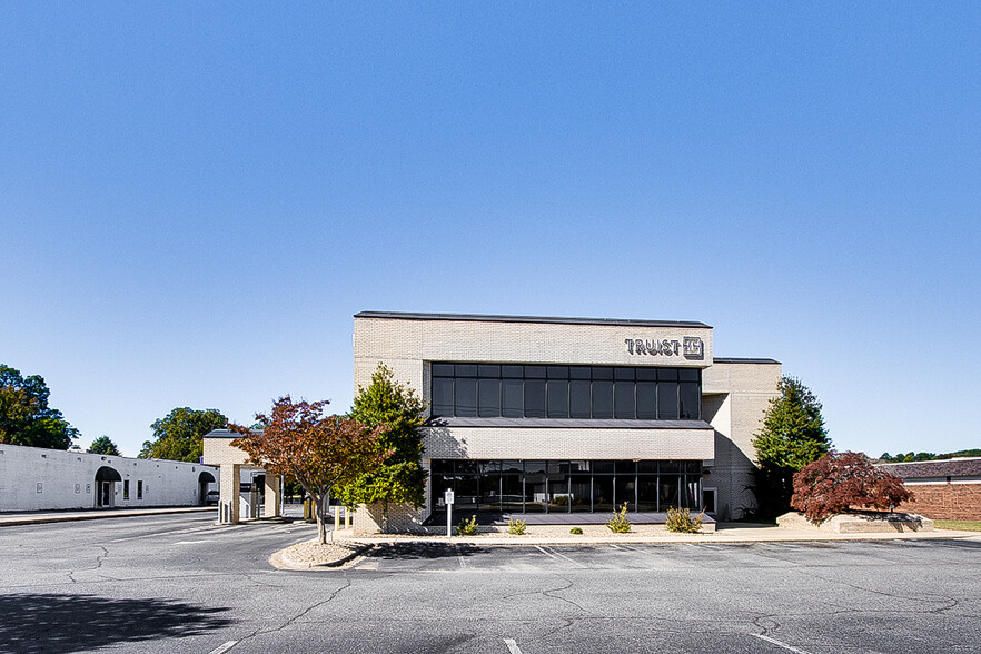 261 N Fayetteville St, Asheboro, NC for sale - Building Photo - Image 1 of 8