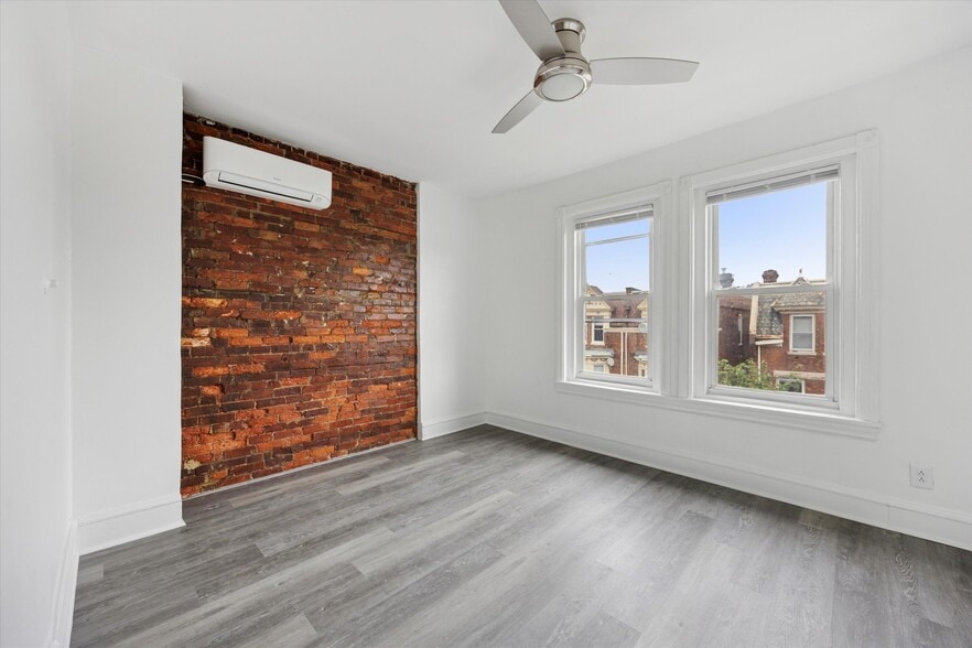 220 Buckingham Pl, Philadelphia, PA for sale - Interior Photo - Image 2 of 8