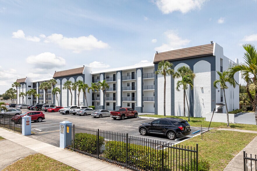 2011 NW 55th Ave, Lauderhill, FL for sale - Primary Photo - Image 1 of 1
