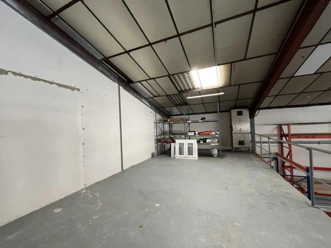 102 Rue Fleury Jay, GRIGNY-SUR-RHÔNE for lease Interior Photo- Image 1 of 5