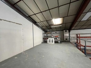 102 Rue Fleury Jay, GRIGNY-SUR-RHÔNE for lease Interior Photo- Image 1 of 5