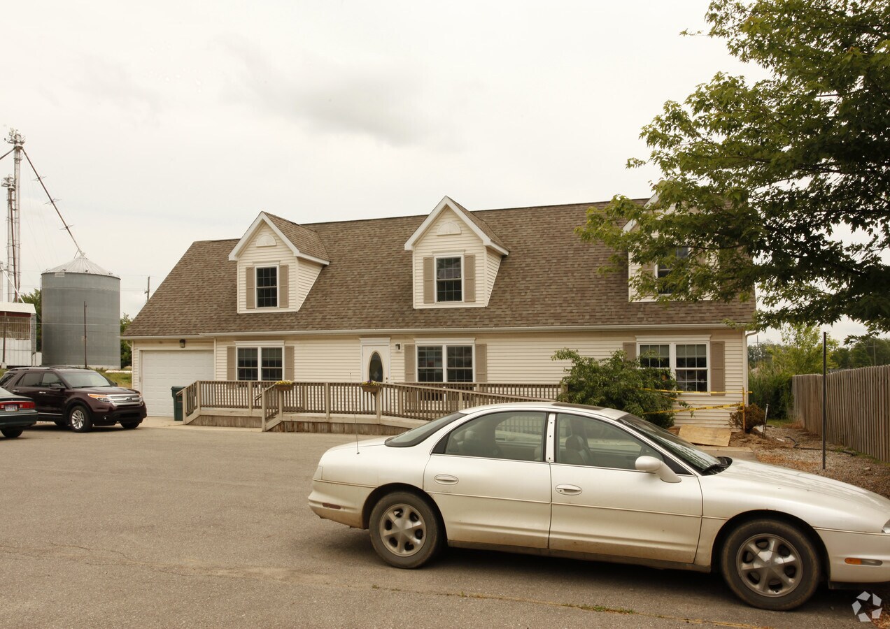 621 S Grand Ave, Fowlerville, MI 48836 Office for Sale