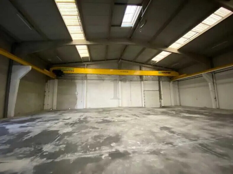 Office in Templeuve for lease - Interior Photo - Image 1 of 5