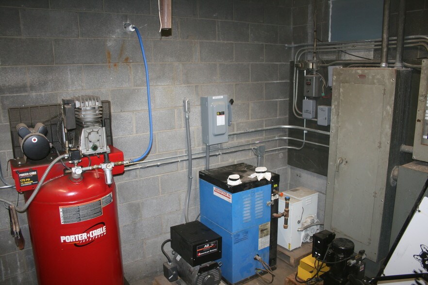 541 W 10th Ave, Oshkosh, WI for sale - Interior Photo - Image 1 of 1