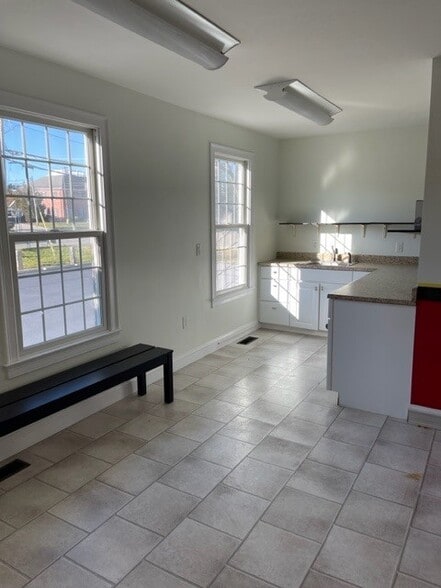 226 Chief Justice Cushing Hig Hwy, Cohasset, MA for lease - Interior Photo - Image 3 of 10