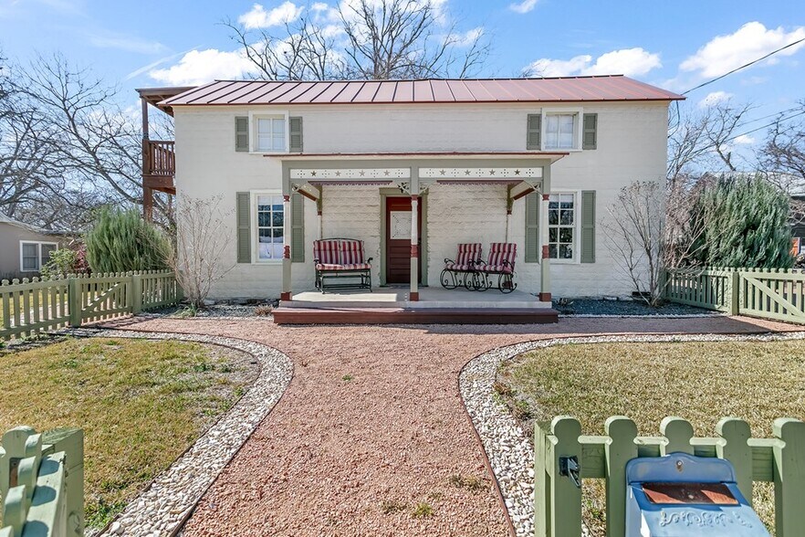 404 N Milam St, Fredericksburg, TX for sale - Building Photo - Image 1 of 1