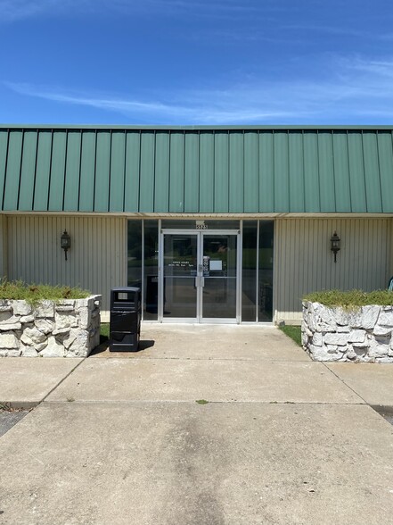 5525 E 51st St, Tulsa, OK for lease - Building Photo - Image 2 of 10