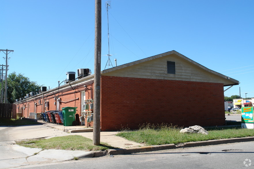 2417-25 S Glendale St, Wichita, KS for lease - Building Photo - Image 3 of 4