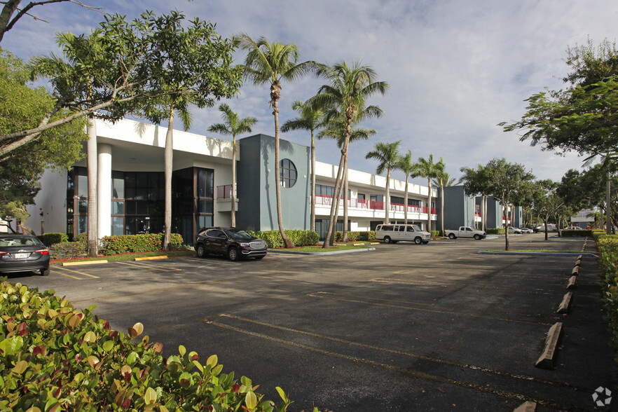 2939-2999 N Powerline Rd, Pompano Beach, FL for lease - Building Photo - Image 1 of 22