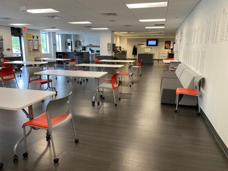 123 Darling Ave, South Portland, ME for lease - Interior Photo - Image 2 of 5