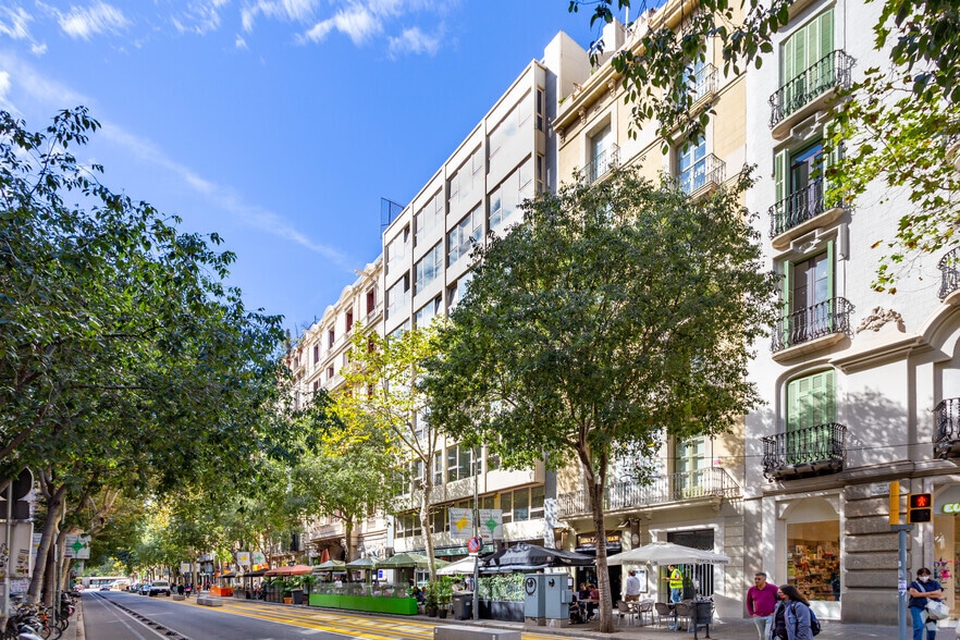 Office in Barcelona for lease - Building Photo - Image 3 of 7