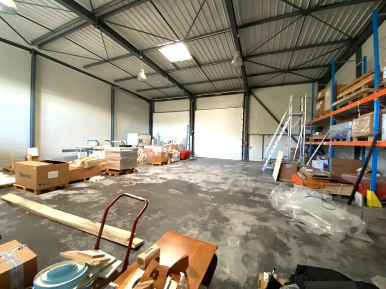 Office in Vourles for lease - Interior Photo - Image 2 of 8