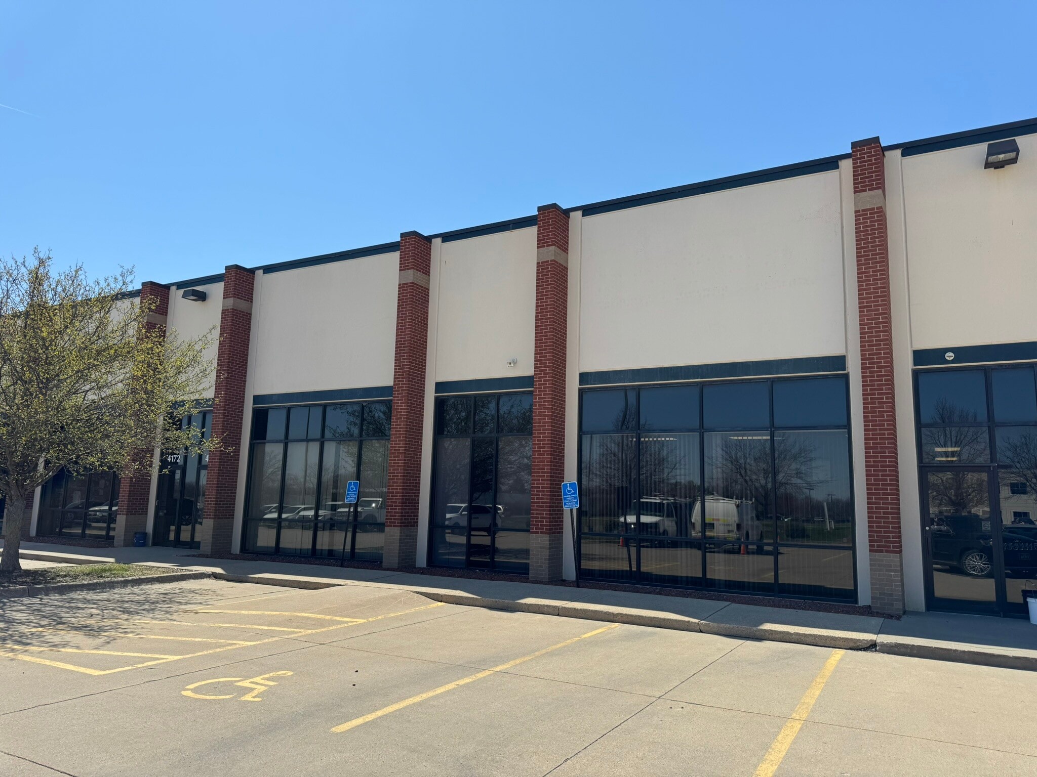 4154-4180 NW Urbandale Dr, Urbandale, IA for lease Building Photo- Image 1 of 7