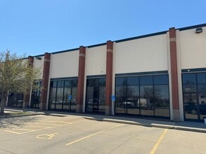 4154-4180 NW Urbandale Dr, Urbandale, IA for lease Building Photo- Image 1 of 7