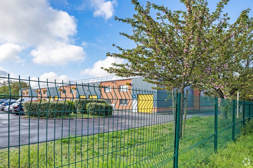 Avenue Des Bethunes, Saint-Ouen-l'Aumône for lease - Building Photo - Image 3 of 5